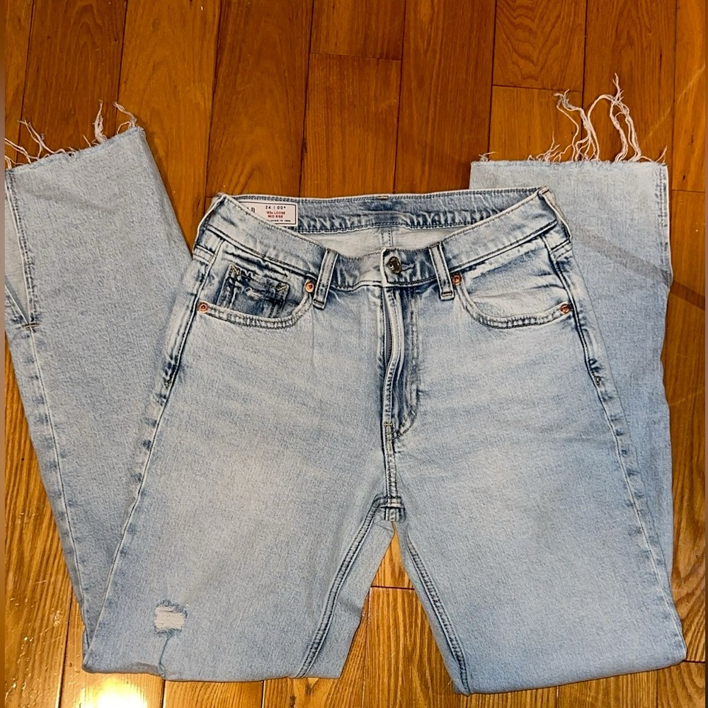 GAP 90s LOOSE MID RISE. ESTABLISHED IN 1969!!! heck out these stylish jeans!